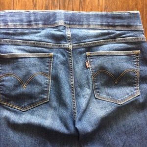 Levi’s women pull on skinny jeans